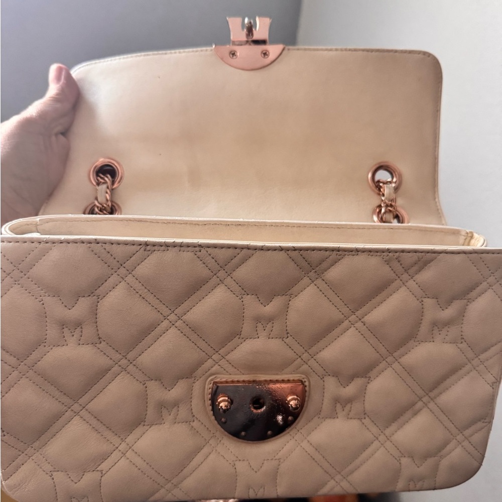 Cream Quilted Shoulder Bag with Rose Gold-Tone Chain and Emblem - Picture 6 of 6